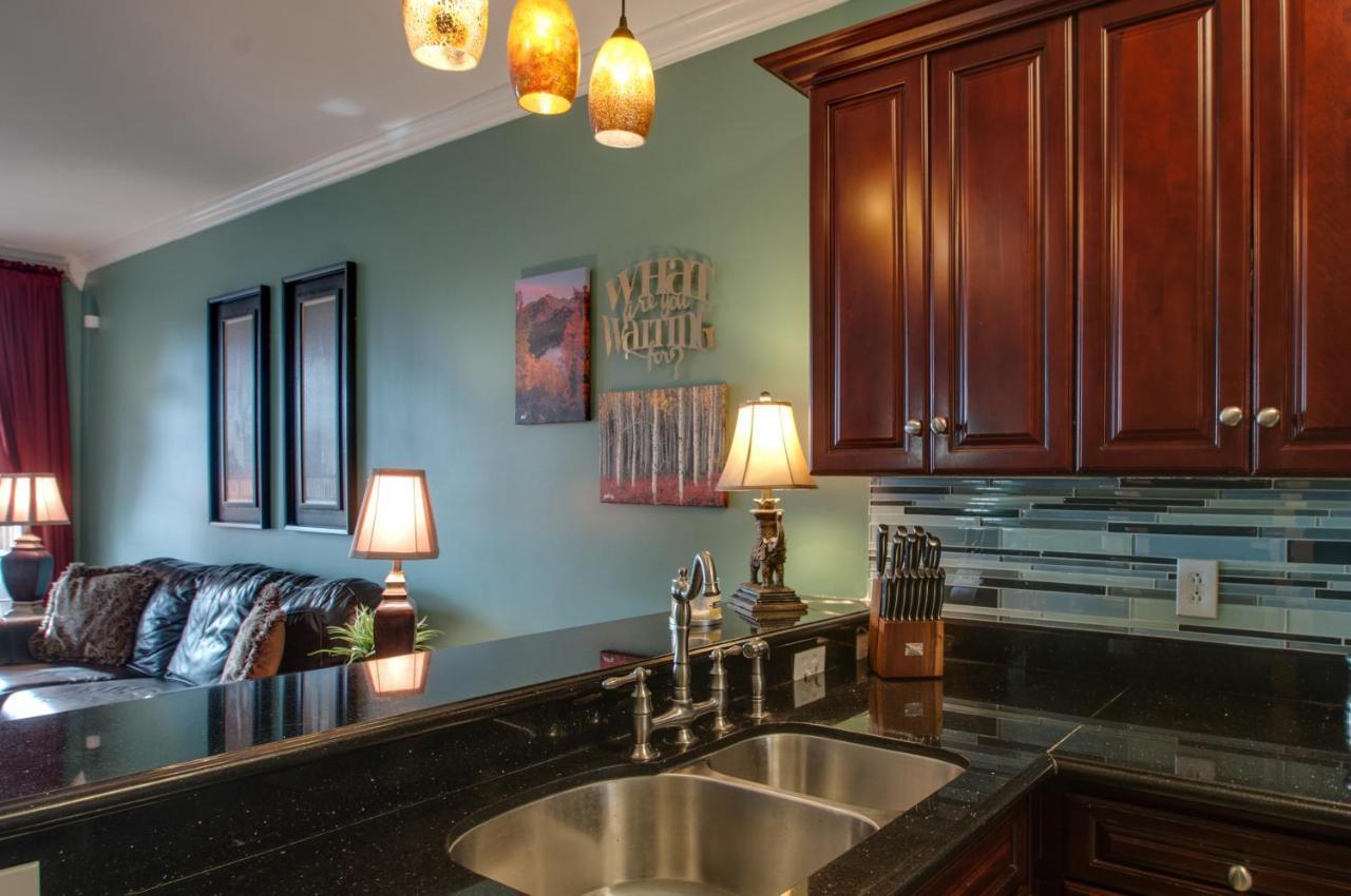 Vacation Home 5 Mins To Down Town 2 Bedrooms 2 Baths Garden Area Hot Tub NashvilleNashville  Kültér fotó
