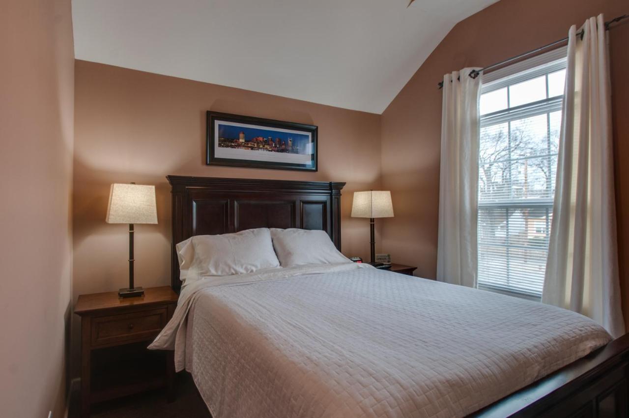 Vacation Home 5 Mins To Down Town 2 Bedrooms 2 Baths Garden Area Hot Tub NashvilleNashville  Kültér fotó