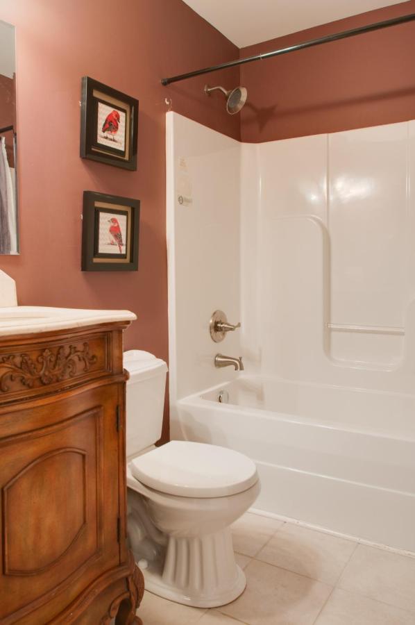 Vacation Home 5 Mins To Down Town 2 Bedrooms 2 Baths Garden Area Hot Tub NashvilleNashville  Kültér fotó