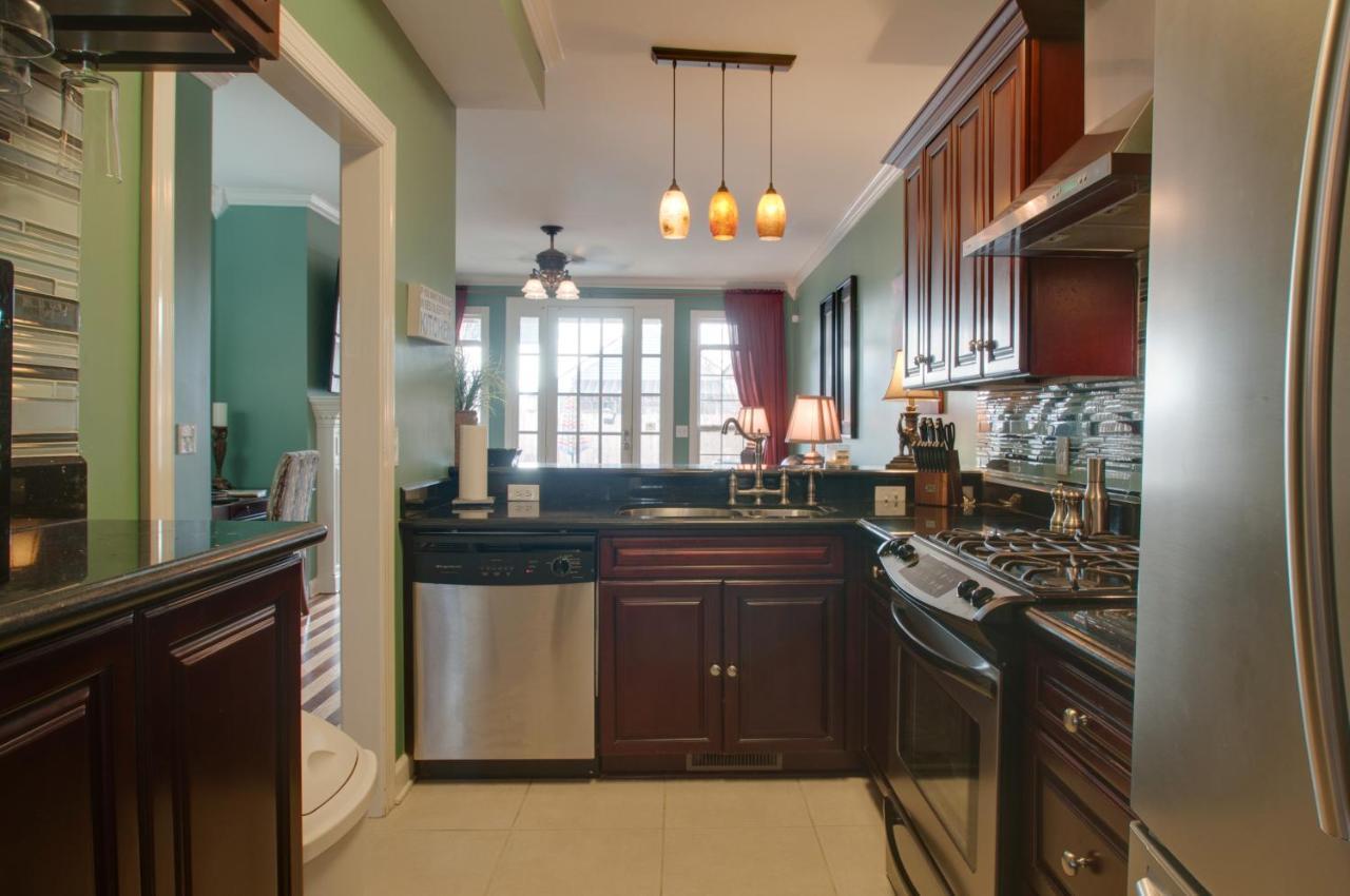 Vacation Home 5 Mins To Down Town 2 Bedrooms 2 Baths Garden Area Hot Tub NashvilleNashville  Kültér fotó